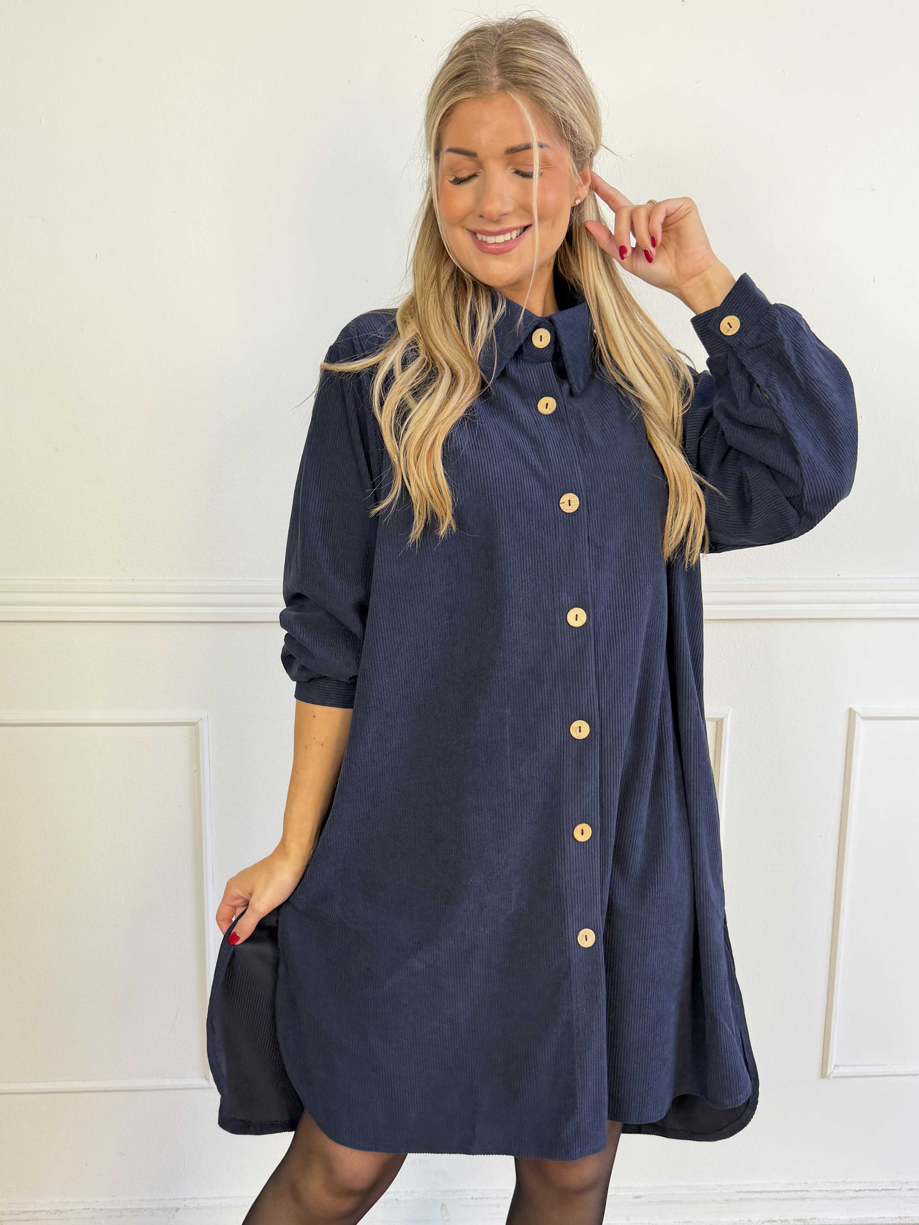 Manola - Plus size skjortekjole i blød fløjl med fine træknapper hele vejen ned